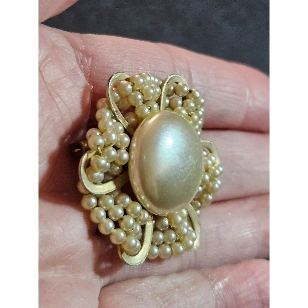 Gold tone vintage faux pearl brooch round